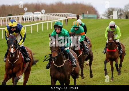 Down Royal, Lisburn, County Antrim, Nordirland. März 2025. St Patrick's Day Race Meeting - Bluegrass Horse Feed Rated Novice Chase - Rennen gewonnen von Lichtkeeper (Nummer 6 (gelbe/marineblaue Tunika), geritten von Danny Gilligan. Quelle: CAZIMB/Alamy Live News. Stockfoto