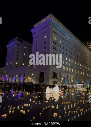 Der Tempelplatz ist zu Weihnachten mit einer Krippenstatue im reflektierenden Pool dekoriert. Salt Lake City, Utah. Das Joseph Smith Memorial Building befindet sich in der Nähe Stockfoto