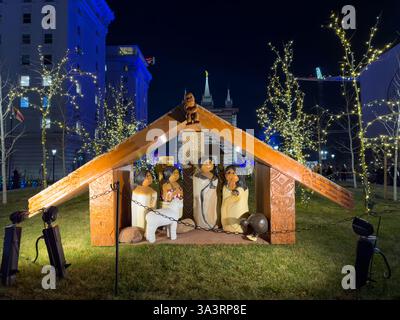 Der Tempelplatz ist zu Weihnachten mit einer Maori-Krippenszene aus Neuseeland dekoriert. Salt Lake City, Utah. Der Salt Lake Tempel befindet sich im Hintergrund. Stockfoto