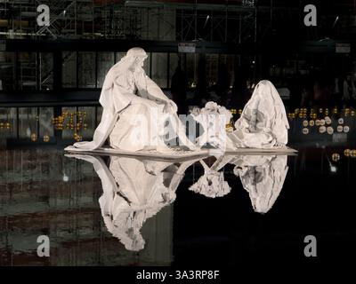 Der Salt Lake Temple Square ist zu Weihnachten mit einer Krippenstatue im reflektierenden Pool dekoriert. Salt Lake City, Utah. Stockfoto