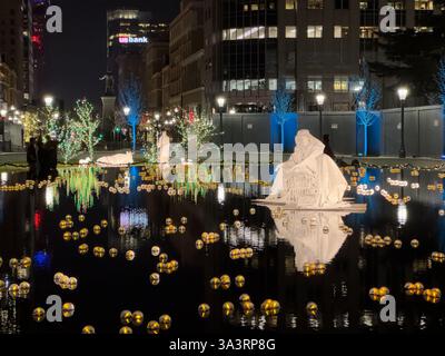 Der Salt Lake Temple Square ist zu Weihnachten mit einer Krippenstatue im reflektierenden Pool dekoriert. Salt Lake City, Utah. Stockfoto