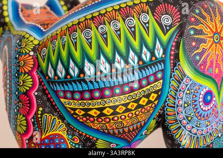 Ein gemalter Aleebrije-Bär mit Zapotec-Designs aus Oaxaca, Mexiko. Stockfoto