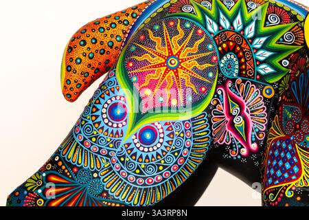 Ein gemalter Aleebrije-Bär mit Zapotec-Designs aus Oaxaca, Mexiko. Stockfoto