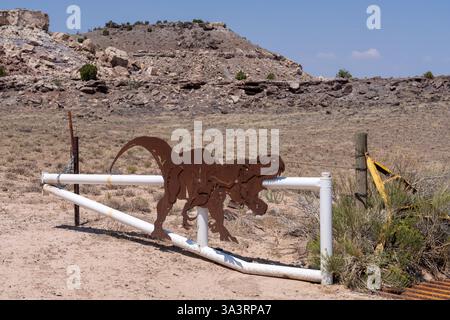 Eine allosaurus-Dinosaurier-Skulptur aus Metall am Tor des Cleveland-Lloyd Dinosaur Quarry / Jurassic National Monument, Utah. Stockfoto