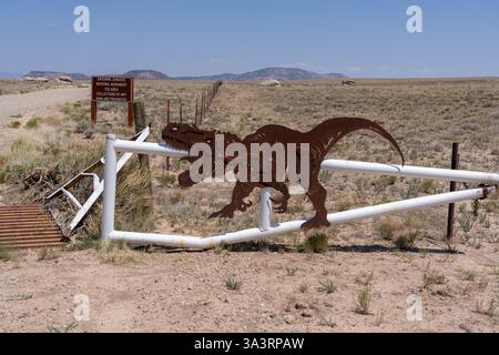 Eine allosaurus-Dinosaurier-Skulptur aus Metall am Tor des Cleveland-Lloyd Dinosaur Quarry / Jurassic National Monument, Utah. Stockfoto