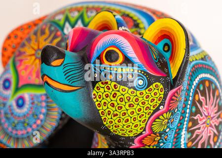 Ein gemalter Aleebrije-Bär mit Zapotec-Designs aus Oaxaca, Mexiko. Stockfoto