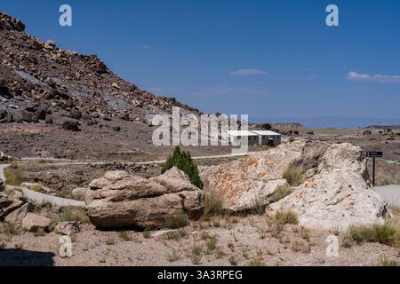 Gebäude, die die ursprünglichen Grabstätten im Cleveland-Lloyd Dinosaur Quarry / Jurassic National Monument, Utah, schützen. Stockfoto