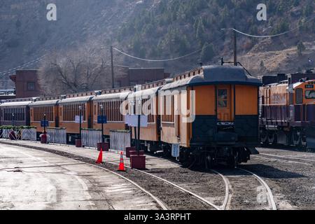 Oldtimer-Personenzugwagen der historischen Durango & Silverton Narrow Gauge Railroad im Bahnhof Durango, Colorado. Stockfoto