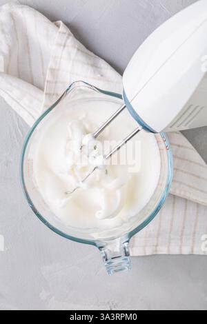 Eiweiß in einer Schüssel zum Backen auf dem Küchentisch Stockfoto