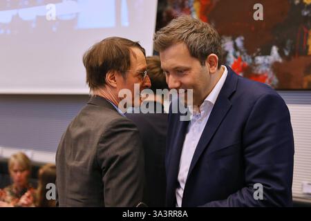 Berlin, Deutschland, 17.03.2025: Deutscher Bundestag: Sitzung der SPD Bundestagsfraktion: Bundesminister für Gesundheit Karl Lauterbach SPD und SPD-Chef Lars Klingbeil *** Berlin, Deutschland, 17 03 2025 Bundestagsversammlung der SPD-Fraktion Bundesgesundheitsminister Karl Lauterbach SPD und SPD-Leiter Lars Klingbeil Copyright: XdtsxNachrichtenagenturx dts 62428 Stockfoto
