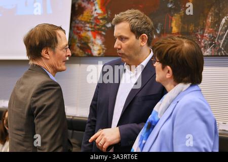 Berlin, Deutschland, 17.03.2025: Deutscher Bundestag: Sitzung der SPD Bundestagsfraktion: Bundesminister für Gesundheit Karl Lauterbach SPD, Lars Klingbeil, SPD und Saskia Esken, SPD *** Berlin, Deutschland, 17 03 2025 Bundestagsversammlung der SPD-Fraktion Bundesgesundheitsminister Karl Lauterbach SPD , Lars Klingbeil, SPD und Saskia Esken, SPD Copyright: xdtsxts 62425 Stockfoto