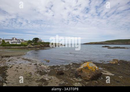 Cemaes Bay am Little Beach im Dorf Cemaes in Wales. Stockfoto