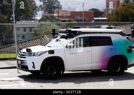 Amazon Zoox Toyota Highlander SUV mit selbstfahrender Technologie. Vorderseite, Seitenansicht – San Francisco, Kalifornien, USA – 15. März 2025 Stockfoto