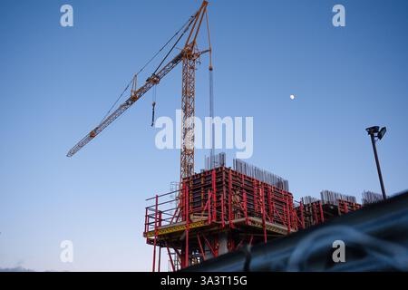 Neubau in Vitastigur Island komplett mit Kran und unvollendetem Turm mit Metallskelton sichtbarer Struktur Stockfoto