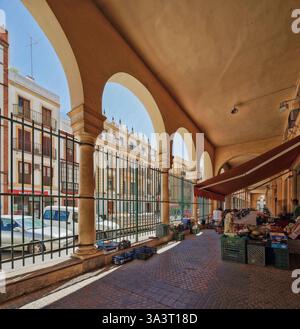 Sevilla, Spanien, 3. August 2012, Besucher schlendern durch den El Mercado del Arenal in Sevilla und bewundern die architektonische Schönheit und lebhafte Marktatmosphäre u Stockfoto