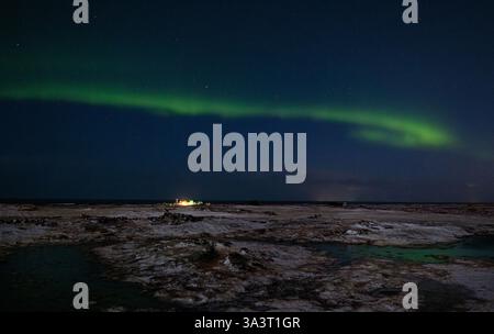 Aurora borealis oder die Nordlichter, die in Grün am Himmel in Island nahe Reykjavik zu sehen sind. Stockfoto