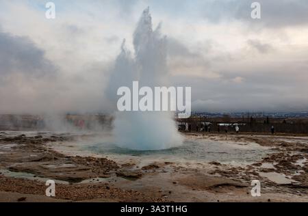 Strokkur ist ein aktiver Geysir im Haukadalur Valley im Goldenen Kreis Island. Stockfoto