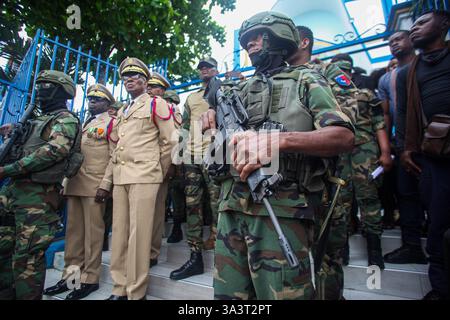 Port-au-Prince, Port-au-Prince, Haiti. März 2025. Beerdigung zweier haitianischer Soldaten, die während eines Angriffs auf Delmas 30, Port-au-Prince, getötet wurden. (Credit Image: © Patrice Noel/ZUMA Press Wire) NUR REDAKTIONELLE VERWENDUNG! Nicht für kommerzielle ZWECKE! Quelle: ZUMA Press, Inc./Alamy Live News Stockfoto