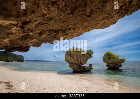 Ein Blick auf das klare warme Wasser und die Pilzfelsen am Hilaan Beach, Guam, Mikronesien, Marianen Inseln und Philippinen Meer. Stockfoto