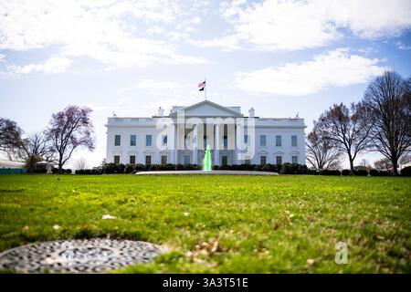 Washington, DC, USA. März 2025. WASHINGTON – 17. März 2025: Der Brunnen des Weißen Hauses auf dem North Lawn ist zum Saint Patrick's Day grün gefärbt. Foto: Joshua Sukoff/Medill News Service/SIPA USA Credit: SIPA USA/Alamy Live News Stockfoto