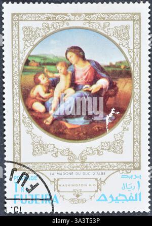 Gestempelte Briefmarke von Fujairah (Fujeira), die das Gemälde Madonna Alba von Raphael zeigt, um 1970. Stockfoto
