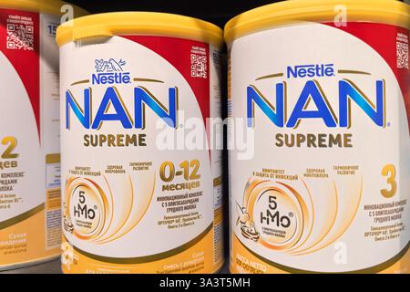 Bobruisk, Weißrussland - 2. März 2025: In einem Supermarktreal stehen bunte Dosen mit Säuglingsnahrung und bieten Eltern verschiedene Optionen. Stockfoto