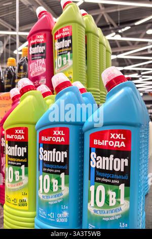 Bobruisk, Weißrussland - 2. März 2025: In einem gut beleuchteten Geschäft stehen kräftige Reinigungsprodukte. Jede Flasche ist mit Reinigungsmittel gekennzeichnet Stockfoto