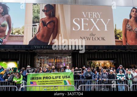 New York, NY, USA. März 2025. Die New Yorker St. Patrick's Day-Parade zog Teilnehmer und Zuschauer an die Fifth Avenue, um jährlich Dudelsack und Schlagzeug zu erleben. Irish Pro-Life USA, eine Anti-Abtreibung-Gruppe, versammelt sich mit einem Banner vor einem Victoria's Secret Store. Quelle: Ed Lefkowicz/Alamy Live News Stockfoto