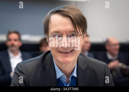 Auftaktbilder zu Beginn der SPD Fraktionssitzung aktuell, 17.03.2025, Berlin, Karl Lauterbach im Portrait im Sitzungssaal zu Beginn der SPD Fraktionssitzung des Deutschen Bundestages der SPD Bundestagsfraktion im Reichstagsgebaeude Berlin Deutschland *** Eröffnungsbilder zu Beginn der SPD-Fraktionssitzung aktuell, 17 03 2025, Berlin, Berlin, Berlin, Karl Lauterbach im Porträt im Sitzungssaal zu Beginn der SPD-Fraktionssitzung des Deutschen Bundestages der SPD-Bundestagsfraktion im Reichstagsgebäude Berlin Stockfoto