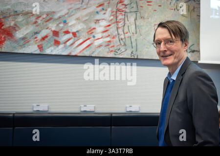 Auftaktbilder zu Beginn der SPD Fraktionssitzung aktuell, 17.03.2025, Berlin, Karl Lauterbach im Sitzungssaal zu Beginn der SPD Fraktionssitzung des Deutschen Bundestages der SPD Bundestagsfraktion im Reichstagsgebaeude Berlin Deutschland *** Eröffnungsbilder zu Beginn der SPD-Fraktionssitzung aktuell, 17 03 2025, Berlin, Karl Lauterbach im Konferenzraum zu Beginn der SPD-Fraktionsfraktion des Deutschen Bundestagsgebaeude Berlin Stockfoto