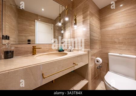 Ein Bild eines Marmorbadezimmers in einem mediterranen Ferienhaus Stockfoto