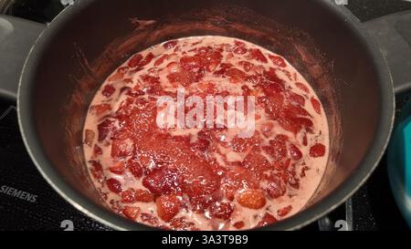 Topf mit kochenden Erdbeeren, um hausgemachte Marmelade zu machen Stockfoto