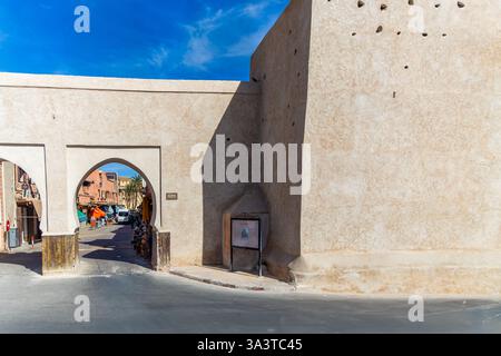 Marrakesch, Marokko. Blick durch das Eingangstor des Marrakesch Museums, Place Ben Youssef, Medina, Marrakesch Stockfoto