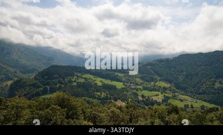 Dieses Bild zeigt eine atemberaubende Landschaft im Norden Spaniens mit sanften grünen Hügeln. Stockfoto