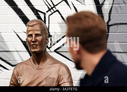 Die Statue von Harry Kane wurde im Peter May Centre in London enthüllt. Bilddatum: Montag, 18. November 2024. Stockfoto