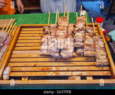 Yakitori-Spieße (Hähnchenspieße) sind ein beliebtes japanisches Essen mit Fleischspießen, die auf einem Holzkohlegrill gegrillt werden. Stockfoto
