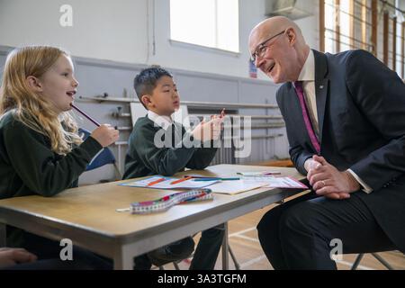 Der erste schottische Minister John Swinney besuchte die Wardie Primary School in Edinburgh, um Schüler, Mitarbeiter und Eltern zu treffen, um die Read Write Count Initiative während der Book Week Scotland zu fördern. Bilddatum: Mittwoch, 20. November 2024. Stockfoto