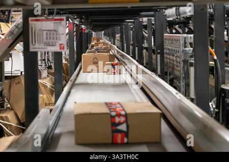 EMBARGO BIS 0001 DONNERSTAG, 21. NOVEMBER, Ablage Foto vom 15./11/23 von Paketen, die auf Förderbändern im Versandzentrum von Amazon in Swindon, Wiltshire, transportiert werden. Mehr als ein Drittel der Online-Käufer - fast 15 Millionen Menschen - hatten laut einer jährlichen Studie über Bürgerberatung im letzten Monat ein Problem mit der Paketzustellung. Kurz vor dem Aufschwung des Kaufs am Black Friday und Weihnachten gab die Wohltätigkeitsorganisation an, dass ihre Umfrage einen „besorgniserregenden Trend“ zur Verschlechterung des Kundenservice bei den Lieferfirmen ergab. Während Royal Mail und Amazon beide eine Gesamtpunktzahl von drei von fünf Sternen erreichten, bleiben Standards ununterbrochen Stockfoto