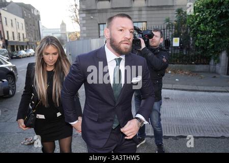 Der Mixed Martial Arts Kämpfer Conor McGregor und sein Partner Dee Devlin vor dem High Court in Dublin, wo er wegen einer Verletzung gegen ihn auftaucht. Nikita Hand, auch bekannt als Nikita Ni Laimhin, behauptet, sie sei im Dezember 2018 von McGregor in einem Hotel in Dublin vergewaltigt worden. Bilddatum: Freitag, 22. November 2024. Stockfoto