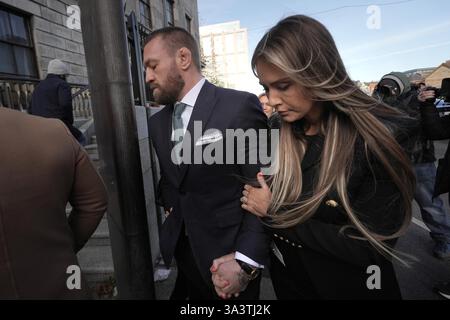 Der Mixed Martial Arts Kämpfer Conor McGregor und sein Partner Dee Devlin vor dem High Court in Dublin, wo er wegen einer Verletzung gegen ihn auftaucht. Nikita Hand, auch bekannt als Nikita Ni Laimhin, behauptet, sie sei im Dezember 2018 von McGregor in einem Hotel in Dublin vergewaltigt worden. Bilddatum: Freitag, 22. November 2024. Stockfoto