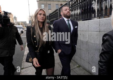 Der Mixed Martial Arts Kämpfer Conor McGregor und sein Partner Dee Devlin vor dem High Court in Dublin, wo er wegen einer Verletzung gegen ihn auftaucht. Nikita Hand, auch bekannt als Nikita Ni Laimhin, behauptet, sie sei im Dezember 2018 von McGregor in einem Hotel in Dublin vergewaltigt worden. Bilddatum: Freitag, 22. November 2024. Stockfoto
