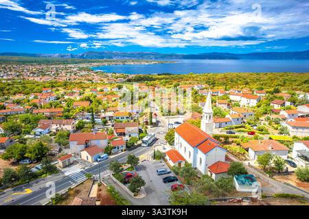 Dorf Sveti Vid in der Nähe von Malinska auf der Insel Krk aus der Vogelperspektive, Sommerziel im Kvarner Golf von Kroatien Stockfoto