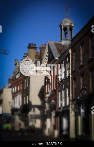 Frostiger Blick auf die Dickensian Rochester High Street in Medway, Kent, Großbritannien, mit historischen Gebäuden und Ladenfronten mit einer Vielzahl von Menschen Stockfoto