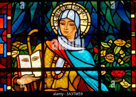 Paris, FRANKREICH, 08.–01. 2024: Glasmalerei von Saint Odile de Elsass oder Sainte Odile d’Elsace. Heiliger der römisch-katholischen Kirche. Stockfoto