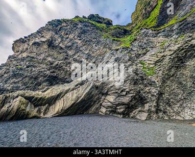 Stapel von Basaltsäulen an der Halsanefshellir-Höhle am schwarzen Sandstrand von Reynisfjara in Island Stockfoto