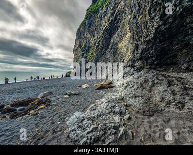 Stapel von Basaltsäulen an der Halsanefshellir-Höhle am schwarzen Sandstrand von Reynisfjara in Island Stockfoto