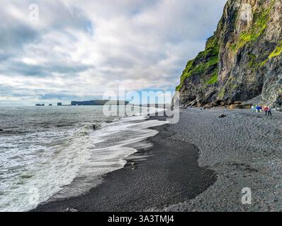 Stapel von Basaltsäulen an der Halsanefshellir-Höhle am schwarzen Sandstrand von Reynisfjara in Island Stockfoto