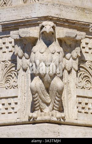 Skulptur eines Adlers auf dem palazzo del ragno im Quartiere Coppede in Rom, Italien Stockfoto