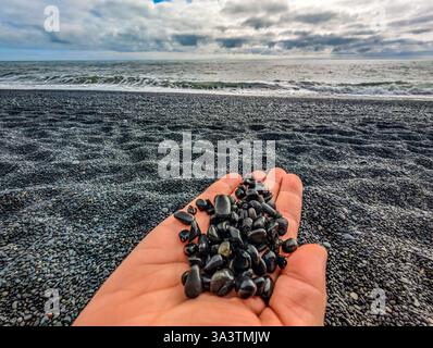 Stapel von Basaltsäulen an der Halsanefshellir-Höhle am schwarzen Sandstrand von Reynisfjara in Island Stockfoto