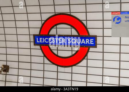 London, Großbritannien - 19. September 2024: U-Bahn-Schild in London an der Leicester Square Station. Stockfoto